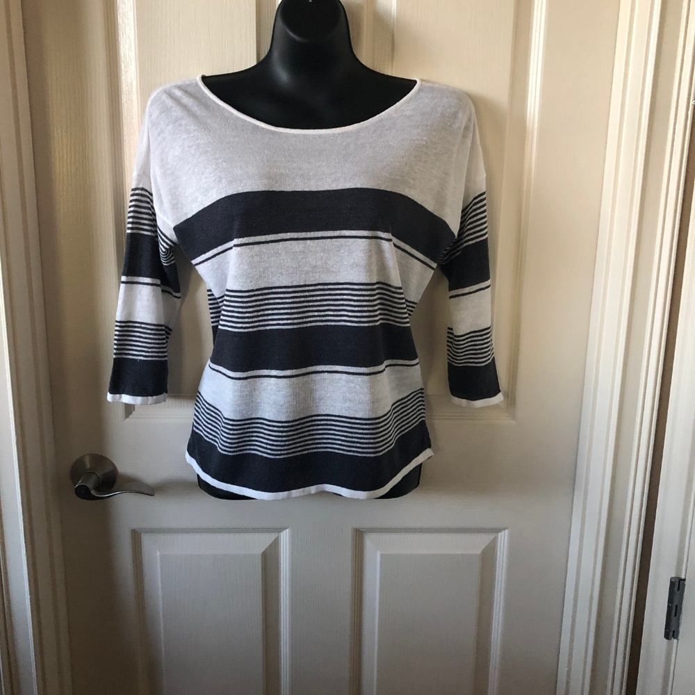 🌺3 for $25🌺 LOFT - Black and White Light Sweater